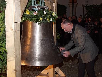 Der Glockensachverständige des Bistums, Thomas Winkelbauer, schlug die Marienglocke nach deren Weihe erstmals öffentlich an.