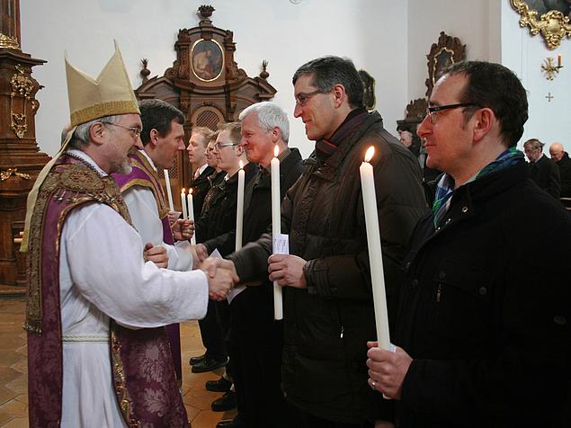 Bischof Dr. Gregor Maria Hanke OSB gratulierte den neuen Mitgliedern der MMC nach deren Weihegebet an Maria.