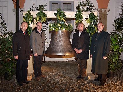 Freuen sich über die neue Marienglocke (v.r.): MMC-Präfekt Michael Waller, der Bildhauer Rupert Fieger, der Glockensachverständige Thomas Winkelbauer und der 1. Assistent der MMC, Jakob Streller.