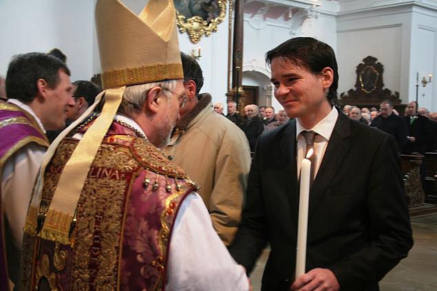 Bischof Dr. Gregor Maria Hanke OSB gratulierte unter anderem dem Eichstätter Oberbürgermeister Andreas Steppberger zur Neuaufnahme.
